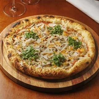 <p>Pizza 7 Riquezas Naturais – Molho de tomate artesanal, muçarela de búfala, creme de leite de coco, camarão e shitake. Finalizada com chips de coco e coentro</p>
