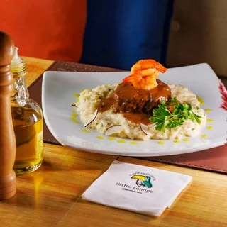 <p>Filé Costa dos Coqueiros - Filé mignon com molho de camarão. Acompanha risoto de alho-poró e coco.</p>
