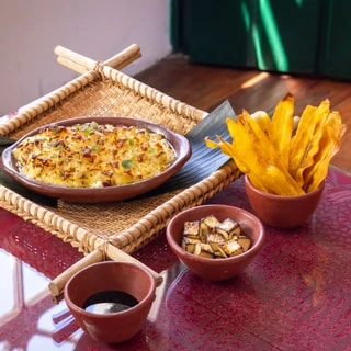 <p>Sabor do Capão - Escondidinho de godó de banana, com carne do sol confitada, purê de mandioca gratinado e crocante de banana.</p>