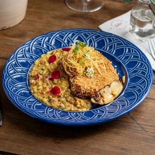 <p>Chapada Já Foi Mar - Filé de badejo crocante, acompanhado de risoto de polvo com açafrão da terra, azeite trufado de limão siciliano e batata doce palha </p>