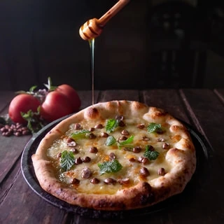 <p>Pizza com queijo coalho, licuri e mel</p>