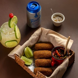 <p>Croquete de rabada com vinagrete de agrião.</p>
<p>Caipirinha de chá mate, caldo de cana, tônica zero e limão</p>