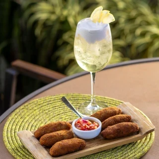 <p><strong>Prato:</strong> Croquetas de Fumeiro</p>
<p><strong>Drink:</strong> Limoncello Spritz – espumante, tônica zero, espuma de limão e Limoncello </p>
<p> </p>
<p> </p>