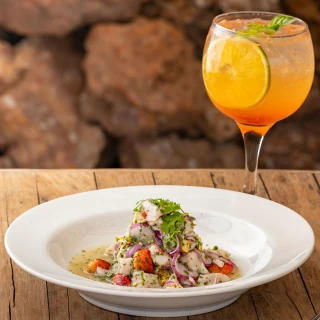 <p><strong>Prato:</strong> Ceviche tropicale di pesce bianco</p>
<p><strong>Drink:</strong> Aperol Tonic</p>