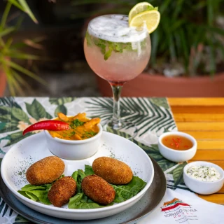 <p>Trio do Chef - Bolinho Pepper, Bolinho Toscano e creme de abóbora com camarão seco</p>
<p>Verão Refrescante - Gin, tônica, xarope de melancia e hortelã com espuma de gengibre</p>