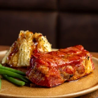 <p>Ancho do sertão - Ancho suíno defumado com lenha de cajueiro, vulcão de batata doce e barbecue de rapadura</p>
