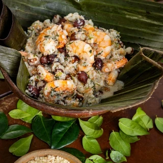 <p>Arroz de coco com camarão e licuri</p>