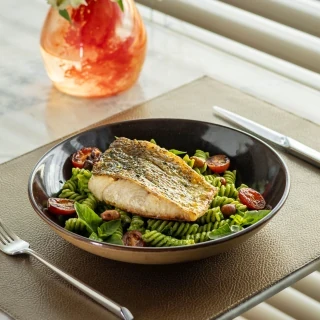 <p>Robalo na brasa com fusili caseiro ao pesto de licuri e pomodorino</p>