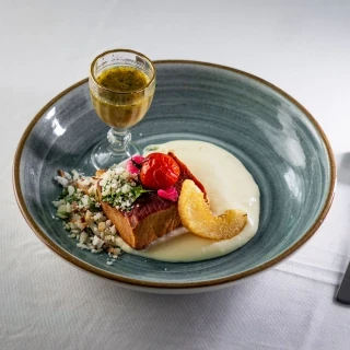 <p>Lombo de fumeiro com molho de umbu,  aligot de mandioca e crocante de tapioca e licuri.</p>