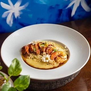 <p>Caatinga Atlântica - Camarões grelhados, ponzu de umbu, crocante de caju, purê de mandioca e farofa de licuri.</p>
