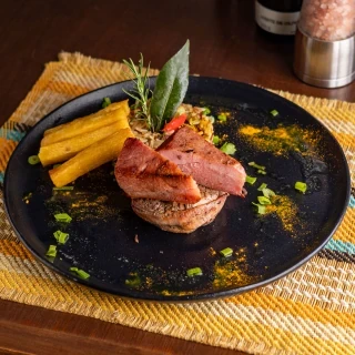 <p>Terroir da Caatinga - Filé mignon envolto em bacon e grelhado na brasa, com carne de fumeiro, arroz carreteiro e crocantes de macaxeira.</p>
