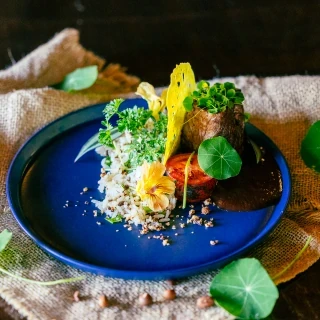 <p>Black Bahia - Filé Mignon ao molho de umbu, vinho e melaço de cana. Acompanha arroz com licuri e ervas, tuile com azeite de licuri e dendê, trapoeraba e capuchinha.</p>