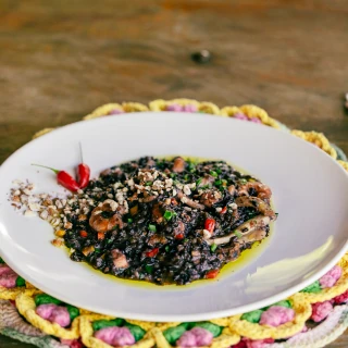 <p>Arroz negro com frutos do mar ao leite de licuri</p>