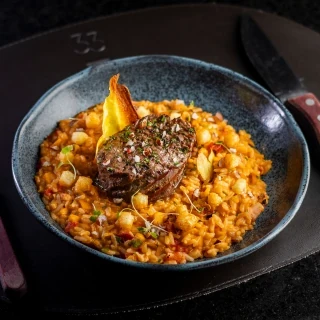 <p>Sertões - Mignon de sol, arroz sertanejo com banana da terra, licuri torrado, pimenta doce e pipoca de queijo coalho</p>