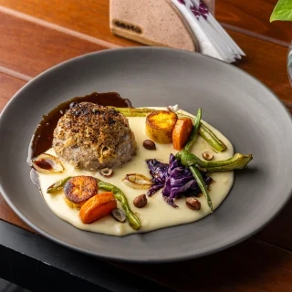 <p>Sabor do Sertão - Medalhão de Filet Mignon Suíno em crosta de licuri com molho toffee de rapadura. Acompanha purê de aipim e banana da terra dourada.</p>