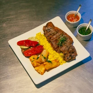 <p>Bife de chorizo, com aipim frito e molho provençal. Acompanha legumes grelhados e farofa de licuri</p>