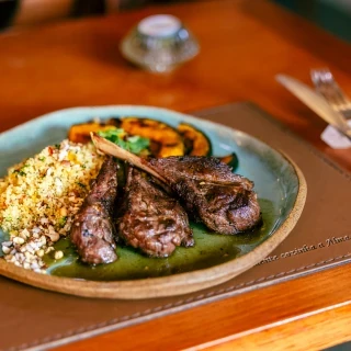 <p>Carré de Cordeiro com toque de melaço. Acompanha cabotiá assada com especiarias, e cuscuz marroquino com farofa de licuri e castanha</p>