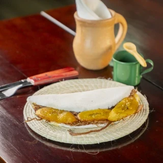 <p>Guimarães Rosa - Tapioca com recheio de carne de sol desfiada, queijo muçarela e banana da terra frita</p>