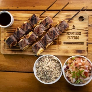 <p>Medalhão de carne do sol com queijo coalho e melaço de cana</p>