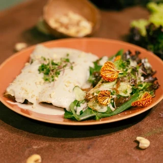 <p>Flor da Caatinga -  Panqueca de shitake com espinafre e molho branco de castanha de caju. Acompanha salada fresca com molho agridoce de maracujá- <br>do-mato</p>