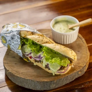 <p>Baguetão do Sertão - Pão Baguete crocante com carne louca (carne de panela bem suculenta), queijo coalho, banana-da-terra, cebola, tomate, repolho roxo, alface e maionese de aipim</p>