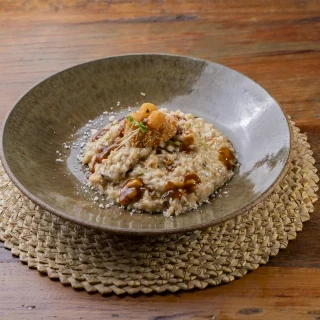 <p>Flor de Caju - Arroz cremoso de caju com cream cheese de castanha, farofinha de tapioca com parmesão,  pipoca de queijo coalho, castanha crocante e melaço de umbu</p>