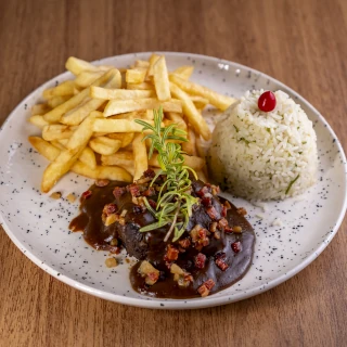 <p>Filet Mignon ao molho de barbecue de umbu e batatas fritas</p>