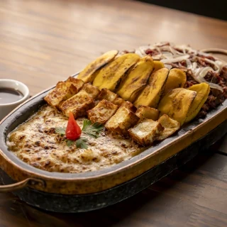 <p>Escondidinho Sertanejo – Pirão de aipim com carne seca, banana da terra e queijo coalho</p>