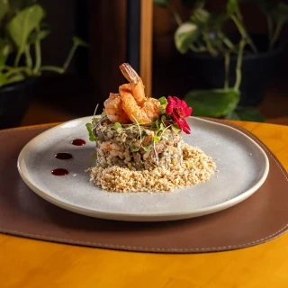 <p>Baião de Dois Sertão e Mar - Feijão verde, carne do sol desfiada, camarões grelhados com queijo coalho, leite de coco e farofa de castanha de caju</p>