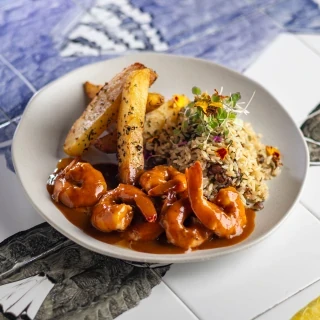 <p>Sinfonia do Sertão: Camarão ao molho de barbecue de umbu, batatas ao leque e arroz com licuri</p>