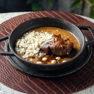<p>Stinco de Cordeiro com risoto de cogumelos e farofa de tapioca com licuri</p>