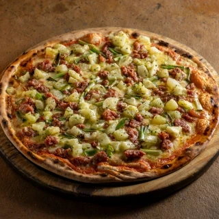 <p>Pizza Mairá - Cubos de aipim temperados com azeite e salsinha, linguiça Toscana e cebolinha verde.</p>