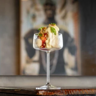 <p>Sundae com sorvete artesanal de baunilha, calda de morango caseira, creme de chocolate branco e pé-de-moleque de licuri</p>