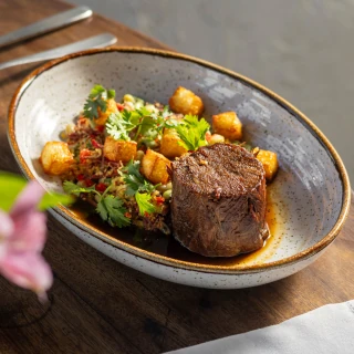 <p>Paleta de cordeiro prensada com tropeiro de cuscuz, feijão verde, carne de sertão e pipoca de queijo coalho</p>