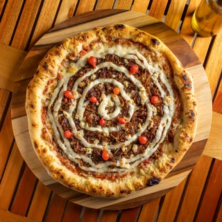 <p><strong>Prato:</strong> Pizza 7 Emoções - Carne seca, queijo de cabra, cebola caramelizada, catupiry,  pimenta biquinho, muçarela e molho de tomate</p>
