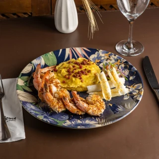 <p><strong>Prato:</strong> Camarão Coco & Queijo. Crispy de camarão em harmonia com purê de banana da terra, bacon e canoas de tapioca.</p>