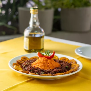 <p><strong>Prato:</strong> Trio Nordestino - Carne seca desfiada crocante com purê de abóbora e banana da terra</p>