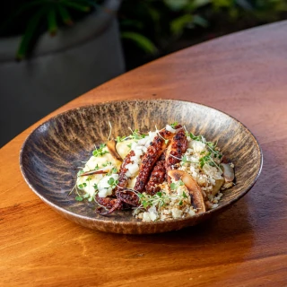 <p><strong>Prato:</strong> Da Roça ao Mar - Polvo grelhado na manteiga de garrafa. Acompanha aligot de aipim com queijo de cabra e leite de coco, farofa de tapioca com mel, pimenta e vinagrete de coco com cachaça.</p>