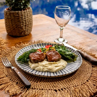 <p><strong>Prato:</strong> Filé do sol com musseline de aipim, tropeiro de cuscuz,  cebola brulée e crispy de couve folha</p>