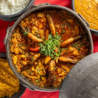 <p><strong>Prato:</strong> Camar&atilde;o Alecrim Dourado - Camar&atilde;o de raiz africana preparado com coco ralado in natura, frito no dend&ecirc;, molho Alecrim de tomate artesanal, banana da terra e leite de coco fresco, cozidos em panela de barro. Acompanha arroz branco com alho, pir&atilde;o de moqueca e farofa de manteiga.</p>