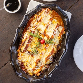 <p><strong>Prato: </strong>Pernil de Carneiro Carmel Terroir do Ax&eacute; - Pernil de Carneiro desossado, gratinado com queijo boursin de cabra, lascas de queijo coalho, polvilhado com queijo parmes&atilde;o de cabra e fio de mel. Acompanha bai&atilde;o de dois.</p>