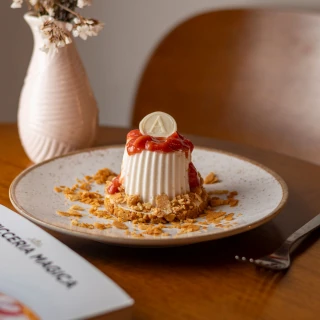 <p>Mousse de coco verde com calda de goiaba e pralin&eacute; amanteigado de castanhas de caju.</p>