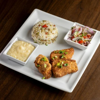 <p>Costela Sertaneja &ndash; Costela Su&iacute;na, empanada na farinha de mandioca, finalizada com delicada gla&ccedil;agem de mel e cacha&ccedil;a. Acompanha arroz sertanejo e farofa de banana com coco&nbsp;</p>