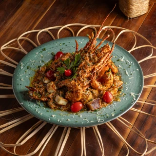 <p>Nhoque Raiz - Nhoque de banana da terra ao molho de vinho branco, lagosta, camar&atilde;o, pimenta de cheiro e queijo coalho tostado na manteiga</p>