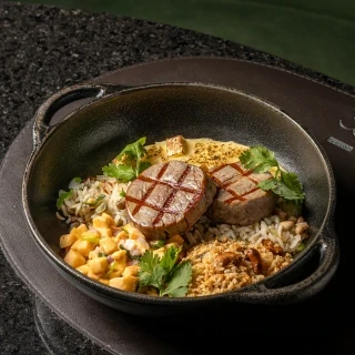 <p>Expedi&ccedil;&atilde;o Baiana - Fil&eacute; do sol com arroz sertanejo, farofa de castanhas, vinagrete de banana da terra e pur&ecirc; de aipim com queijo coalho</p>