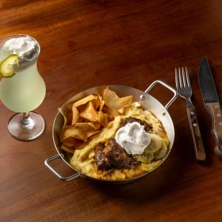 <p>Bochecha Su&iacute;na Estufada. Acompanha pur&ecirc; de ra&iacute;zes, chips de aipim e picles de maxixe com soda italiana de capim santo</p>
<p>&nbsp;</p>
