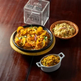 <p>Mangue & Mar - Moqueca de mariscos: lambreta, aratu, ostra, sururu, polvo, peixe e camar&atilde;o. Acompanha arroz de siri e farofa de ovos com banana</p>