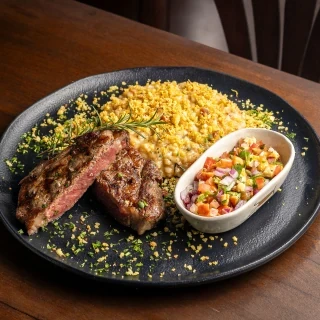 <p>Fil&eacute; da Costela Angus na Brasa - Melhor corte do novilho, extra macio, com marmoreio. Acompanha risoto com ervas arom&aacute;ticas, farofa crocante e vinagrete de caju.</p>