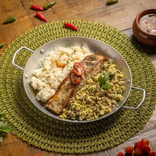 <p>Fil&eacute; de Pescada com farofa de Sururu. Acompanha arroz de coco</p>