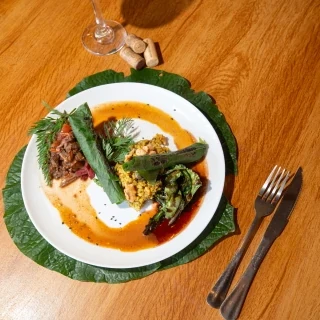 <p>Luiz Melodia - Ragu de Carneiro &nbsp;ao vinho, preparado em cozimento lento. &nbsp;Acompanha arroz cateto, produzido na Chapada Diamantina, com alcaparras, nozes, mel nativo do Vale do Cap&atilde;o e &nbsp;finalizado com folha de capeba (PANC).</p>